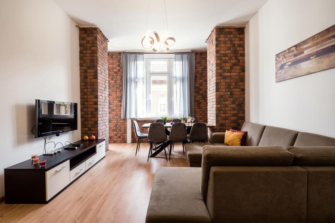 Jacuzzi And Privacy With 2 Balconies And Free Garage Apartment Budapest Luaran gambar
