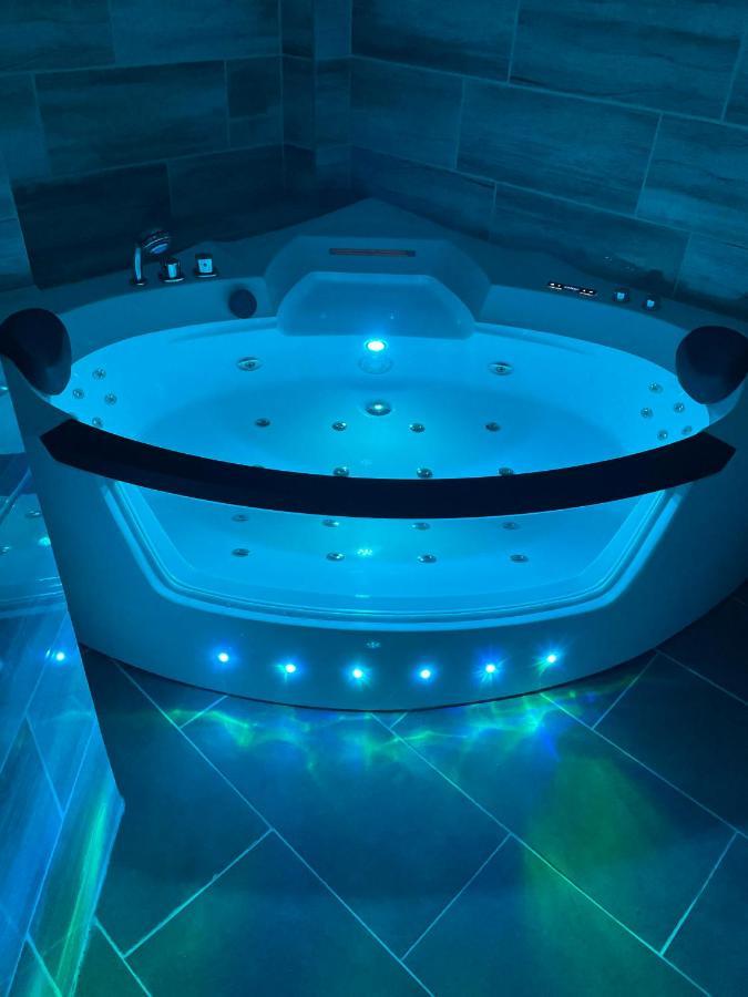 Jacuzzi And Privacy With 2 Balconies And Free Garage Apartment Budapest Luaran gambar