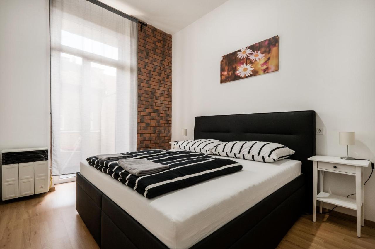 Jacuzzi And Privacy With 2 Balconies And Free Garage Apartment Budapest Luaran gambar