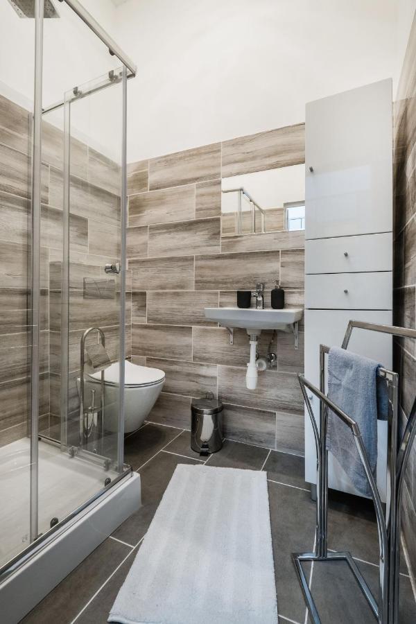Jacuzzi And Privacy With 2 Balconies And Free Garage Apartment Budapest Luaran gambar