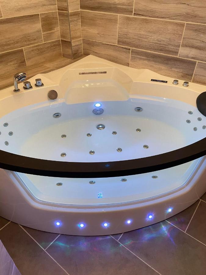 Jacuzzi And Privacy With 2 Balconies And Free Garage Apartment Budapest Luaran gambar